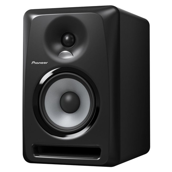 Студийные мониторы Pioneer Студийные мониторы PioneerСтудийные мониторы<br>Активный студийный двухполосной монитор для диджея. Кабинет изготовлен из ДВП, НЧ-динамик диаметром 200 мм – из арамидного волокна, фазоинвертор с рифленым воздуховодом. Схема двойного усиления (bi-amp), мощность встроенного усилителя класса AB составляет 90 Вт (70+20). Три входа: небалансный RCA, а также балансные 1/4 TRS Jack и XLR-F.<br>