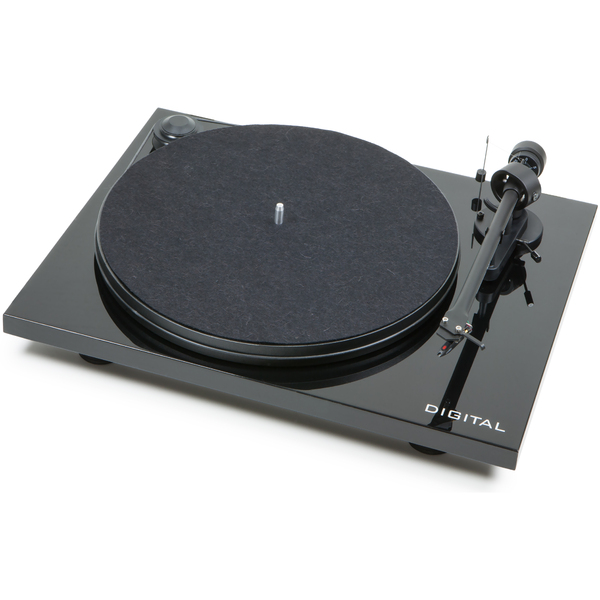 Виниловый проигрыватель Pro-Ject Виниловый проигрыватель Pro-JectВиниловый проигрыватель<br>Проигрыватель виниловых пластинок со встроенным фонокорректором и аналого-цифровым преобразователем, пассиковый привод, алюминиевый тонарм 8,6”, диск из древесно-стружечной плиты диаметром 300 мм, ММ-картридж Ortofon OM5e, оптический выход, скорость 33/45 об/мин, габариты 420 x 112 x 330 мм, вес 4 кг.<br>