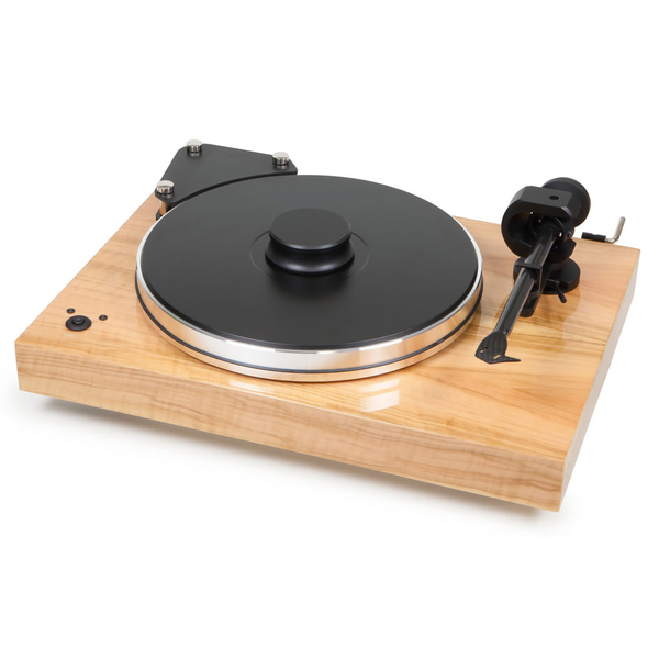 Виниловый проигрыватель Pro-Ject Виниловый проигрыватель Pro-JectВиниловый проигрыватель<br>Высококлассный проигрыватель виниловых пластинок с пассиковым приводом из топ-серии Xtension, тонарм Pro-Ject 9cc Evolution, опорный диск 4,5 кг, основание из MDF с металлическим гранулятом в качестве наполнителя, электронная регулировка скорости 33/45 об/мин, габариты 465x185x350 мм, вес 16 кг.<br>